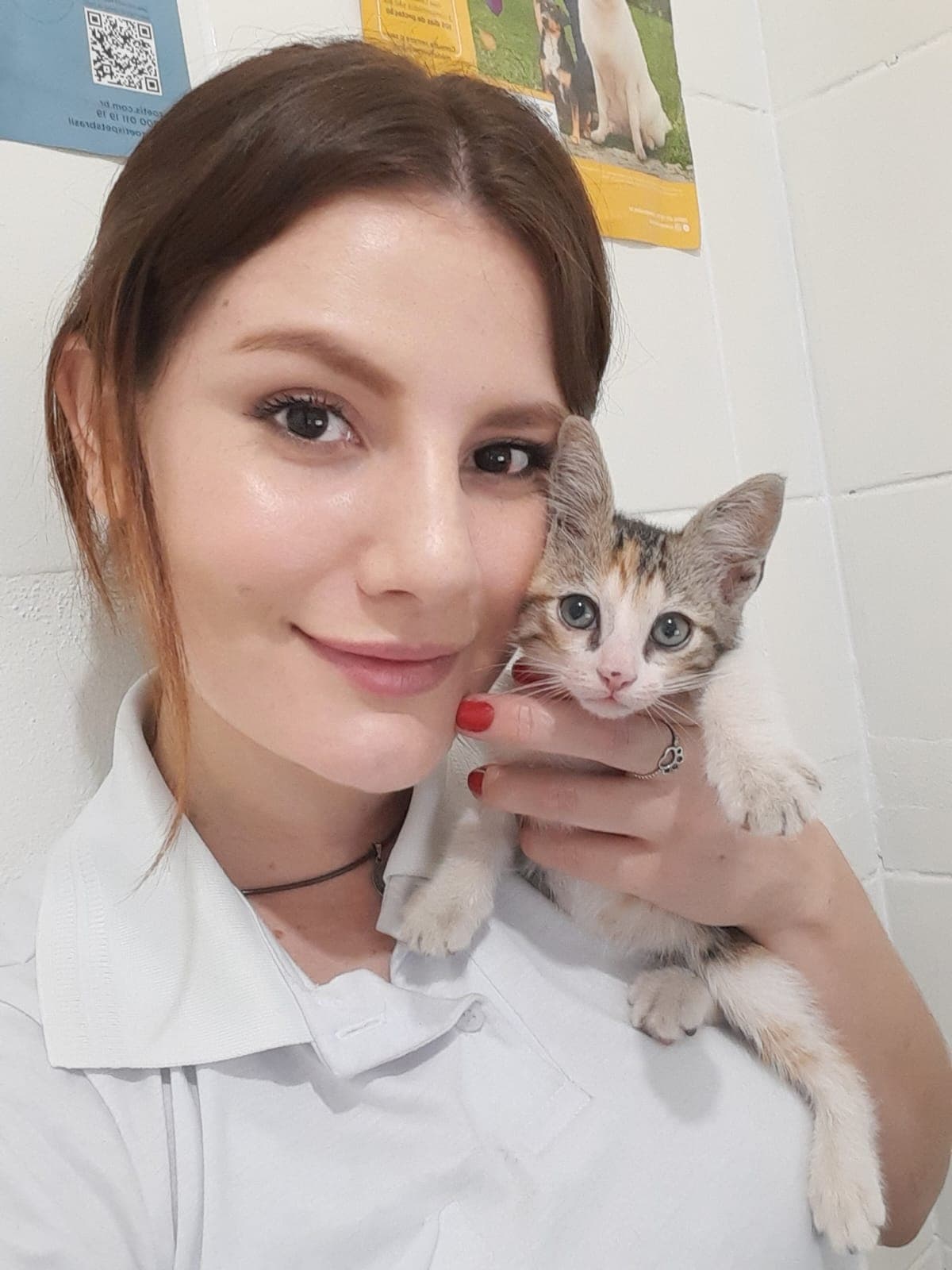 Dra. Leticia Alves atendendo um pet com carinho e profissionalismo